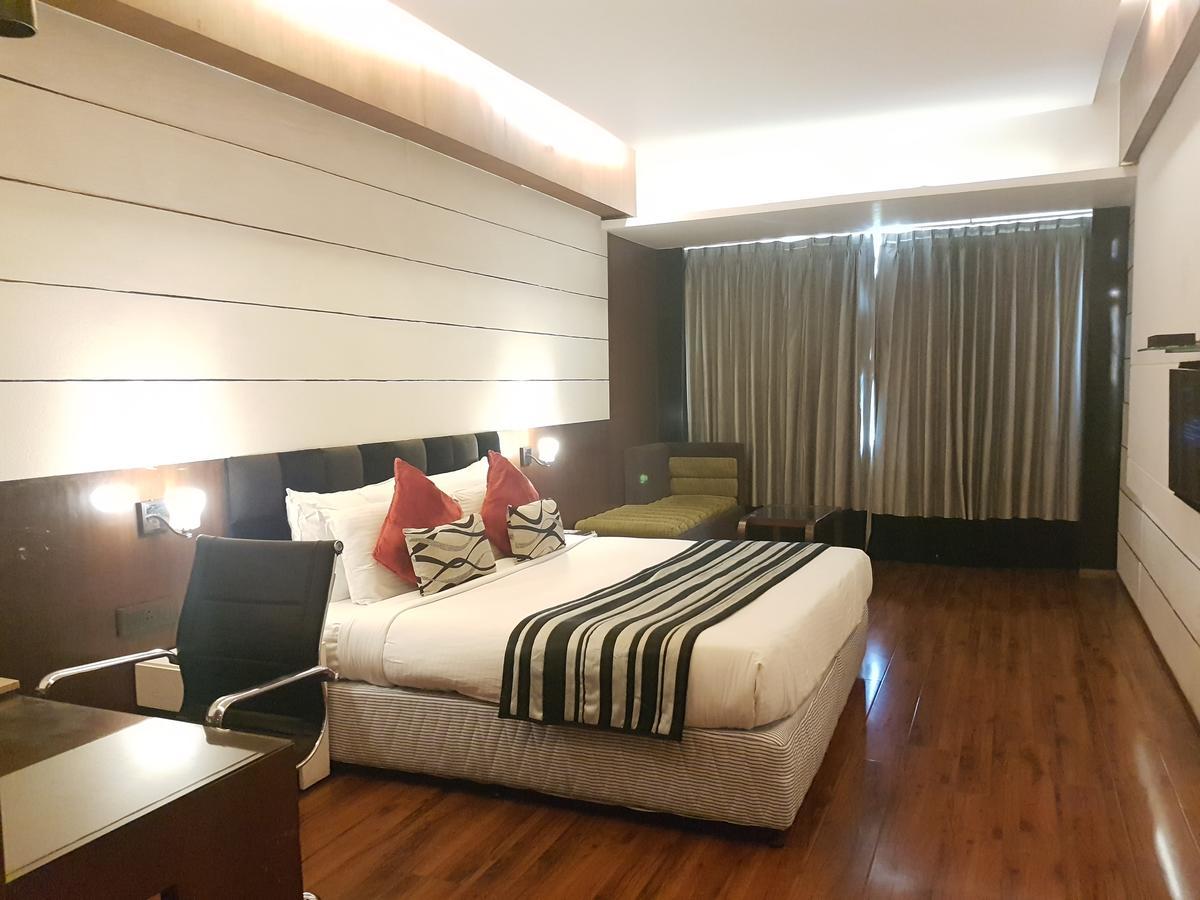 Hotel Gk International Chandigarh Exterior photo